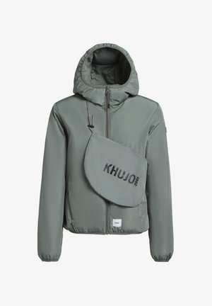 Hellgraue Pufferjacke mit Kapuze, Frontreißverschluss und elastischen Bündchen. Sie bietet eine abnehmbare graue Schultertasche mit dem Aufdruck "KHUJO 2001".