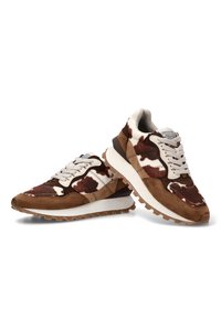 Zapatillas impresas en marrón y blanco con parte superior de ante y tela, diseño de cordones, collar acolchado y suela de goma texturizada para mayor tracción.