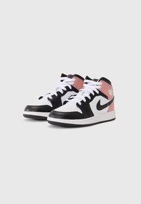 Sneakers alte con un design in pelle nera, bianca e rosa, dotate di lacci bianchi e una suola in gomma nera texturizzata.