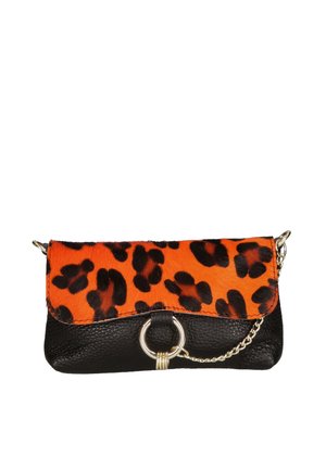 Leder-Clutch mit einem oberen Teil in orange-schwarzem Leopardendruck, einem strukturierten unteren Abschnitt in Schwarz und einem goldfarbenen Kettenriemen mit einem runden Hardware-Akzent.