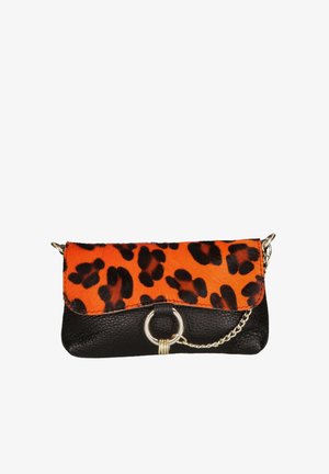 Leder-Clutch mit einem oberen Teil in orange-schwarzem Leopardendruck, einem strukturierten unteren Abschnitt in Schwarz und einem goldfarbenen Kettenriemen mit einem runden Hardware-Akzent.