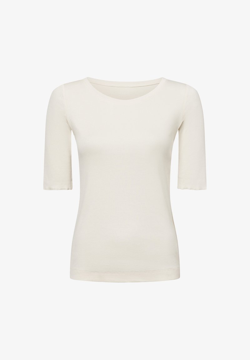 Aansluitend crèmekleurig T-shirt met korte mouwen en een ronde halslijn op een effen witte achtergrond.