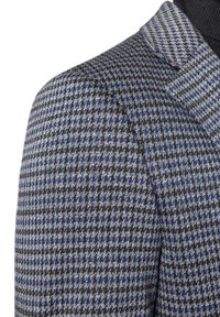 Dopasowana marynarka z wzorem w kratę houndstooth w odcieniach niebieskiego, szarego i czarnego. Wykonana z teksturowanej tkaniny, z wyraźnymi klapami i usztywnionym krojem.