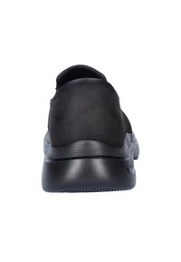 Zwarte sportieve schoen met een slank ontwerp, voorzien van een gladde, textuurloze oppervlakte, afgeronde hielkap en een flexibele rubberen zool voor grip.
