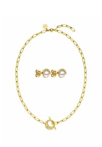 Goldkettenscollier mit einem kreisförmigen Toggle-Verschluss, der mit Strasssteinen verziert ist, begleitet von Perlensteckohrringen in goldenen Fassungen.