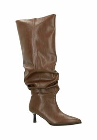 Botte en cuir marron à genoux avec un design flou, bout pointu et petit talon. Présente une surface texturée et des détails de couture.