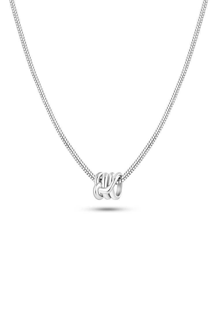 Collier en argent avec une chaîne tressée élégante et un pendentif en forme de nœud en boucle proéminent, affichant une finition polie et une texture lisse.