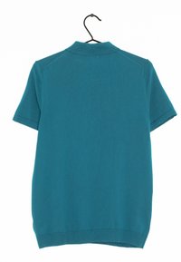 Tyrkysové polokošile s krátkým rukávem zavěšená na černém ramínku. Obsahuje límec, měkkou texturu a ribbovanou spodní část.