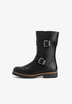 Schwarze Lederstiefel in Wadehöhe mit zwei silbernen Schnallen, braun genähtem Sohlenrand und robustem Profil, von der Seite auf einem weißen Hintergrund betrachtet.