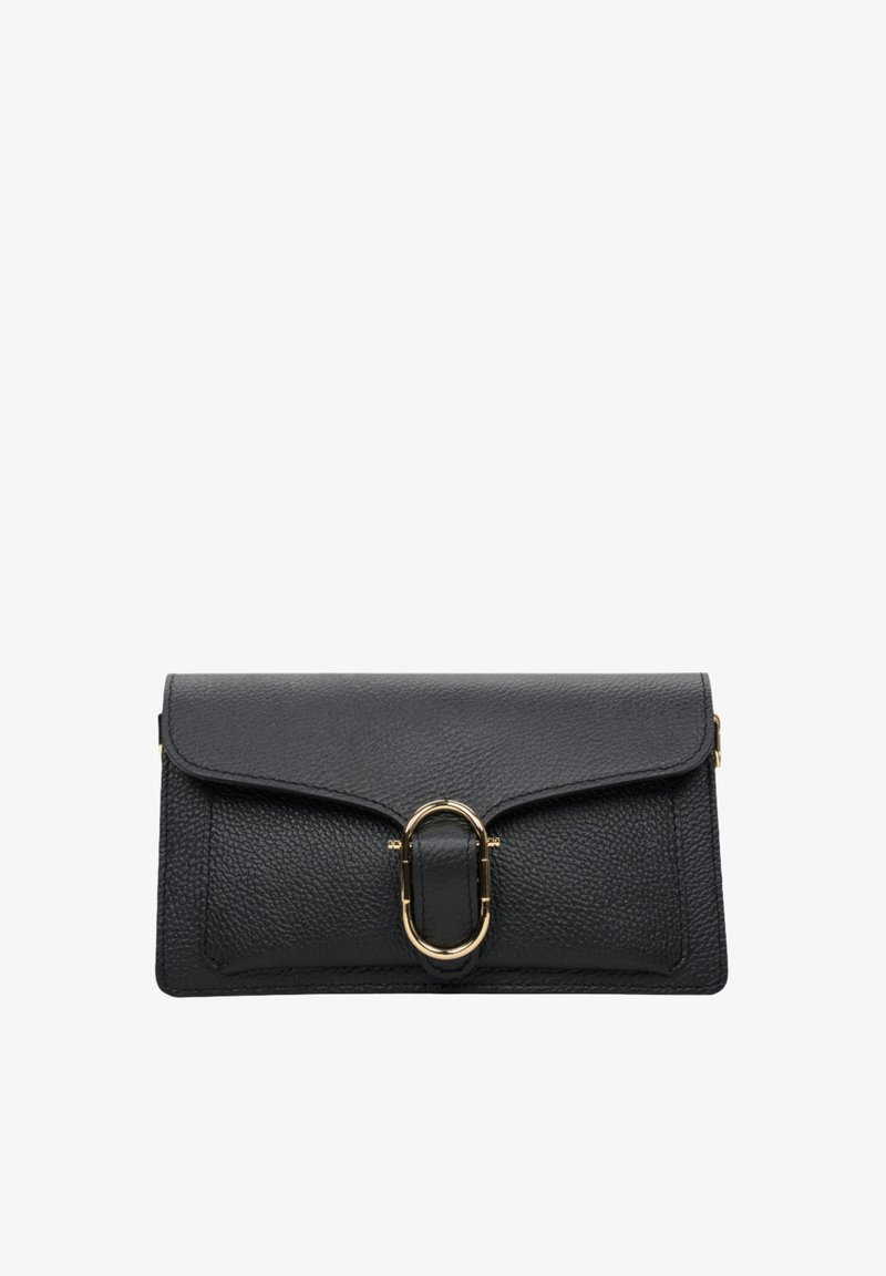Crna kožna torbica s teksturiranim završetkom, koja ima preklopni poklopac, detalje od zlatne boje i pravokutni oblik.