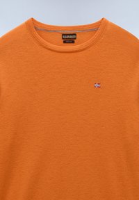 Maglione arancione lavorato a maglia in lana merino, con colletto rotondo e piccolo dettaglio di bandiera ricamata sul davanti.