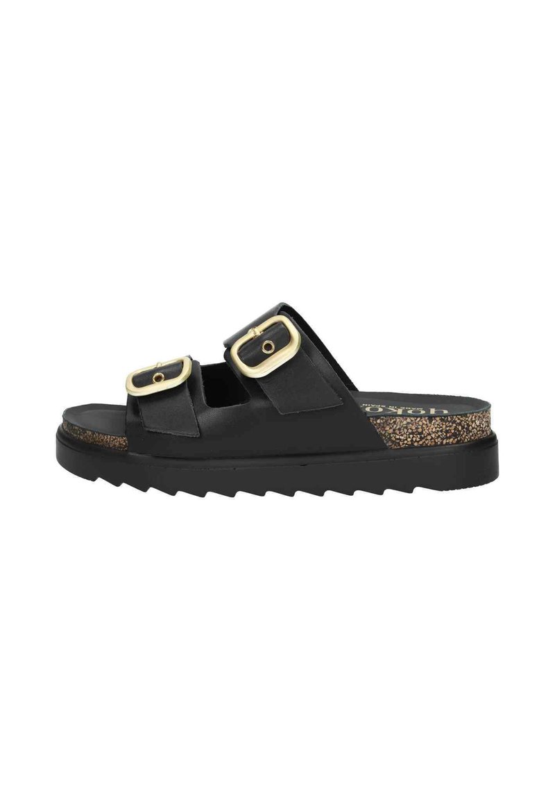 Sandalias negras con dos correas anchas, que presentan hebillas doradas. La suela es texturizada y ligeramente elevada con un detalle de corcho en los laterales.