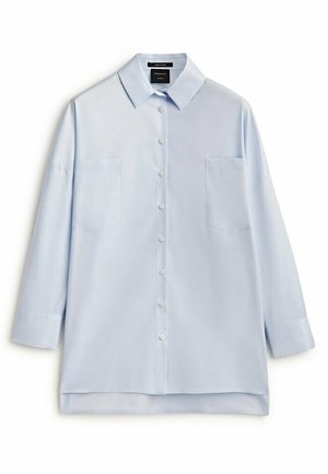 Lichtblauw overhemd met lange mouwen, knopen aan de voorkant, een puntige kraag en twee borstzakken, plat liggend op een witte achtergrond.