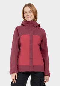 Veste imperméable bordeaux avec capuche, panneau avant contrastant, poches zippées et poignets réglables. Fabriquée en tissu durable et texturé.