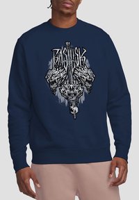 Marineblaue Sweatshirt mit einem grafischen Design aus Schädeln und Schwertern in weißen und grauen Tönen. Weicher Stoff mit gerippten Bündchen und Saum.