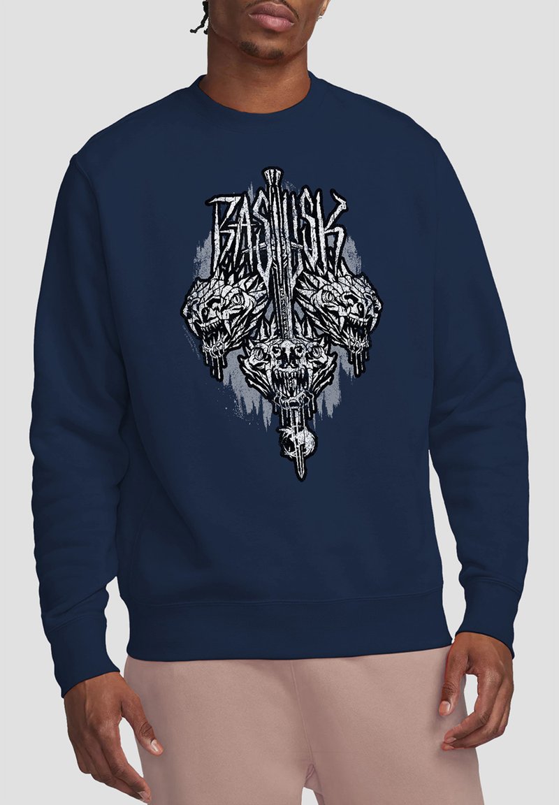 Marineblaue Sweatshirt mit einem grafischen Design aus Schädeln und Schwertern in weißen und grauen Tönen. Weicher Stoff mit gerippten Bündchen und Saum.