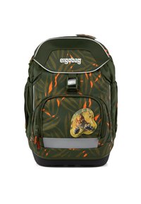 Mochila verde con acentos de estampado de tigre, rayas naranjas y verde oscuro, bolsillo frontal con cremallera, tira reflectante y diseño ergonómico.