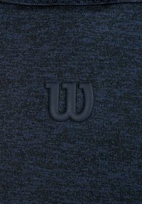Donkerblauwe textiel met een verhoogd, matzwart, kleine letter "w" logo dat gecentreerd op het oppervlak is.