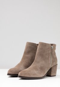Pier One Tronchetti - beige