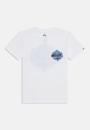 T-shirt en coton blanc avec un design graphique multicolore de vagues et de flammes sur le côté gauche de la poitrine, avec un col rond et des manches courtes.