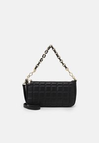 Borsa a tracolla rettangolare nera trapuntata con catena dorata e nera e un ulteriore lunghezza di tracolla in pelle nera su sfondo bianco.