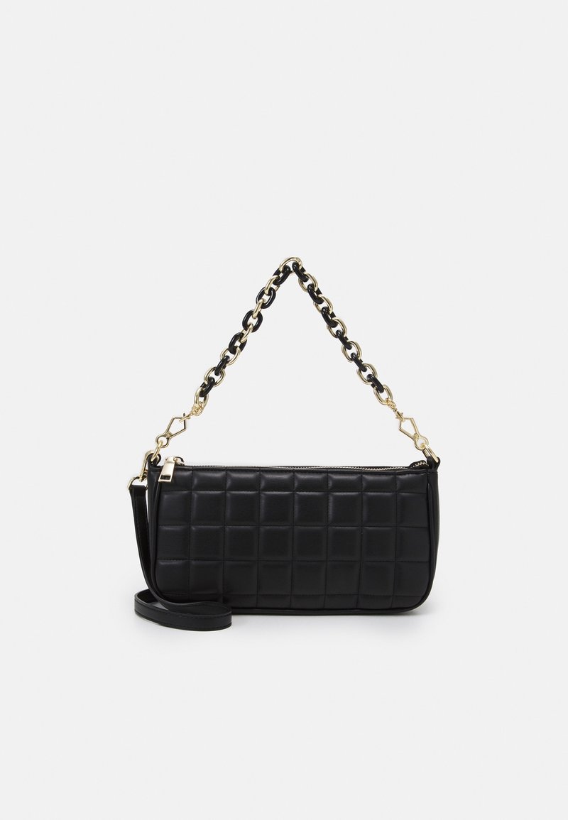 Borsa a tracolla rettangolare nera trapuntata con catena dorata e nera e un ulteriore lunghezza di tracolla in pelle nera su sfondo bianco.