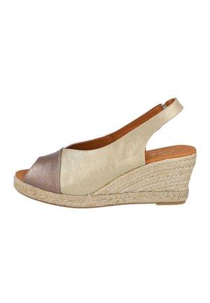 Sandalia espadrille con cuña, parte superior de cuero beige y topo metálico, puntera abierta, tira trasera y suela de yute trenzado.