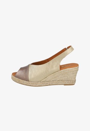 Sandalia espadrille con cuña, parte superior de cuero beige y topo metálico, puntera abierta, tira trasera y suela de yute trenzado.