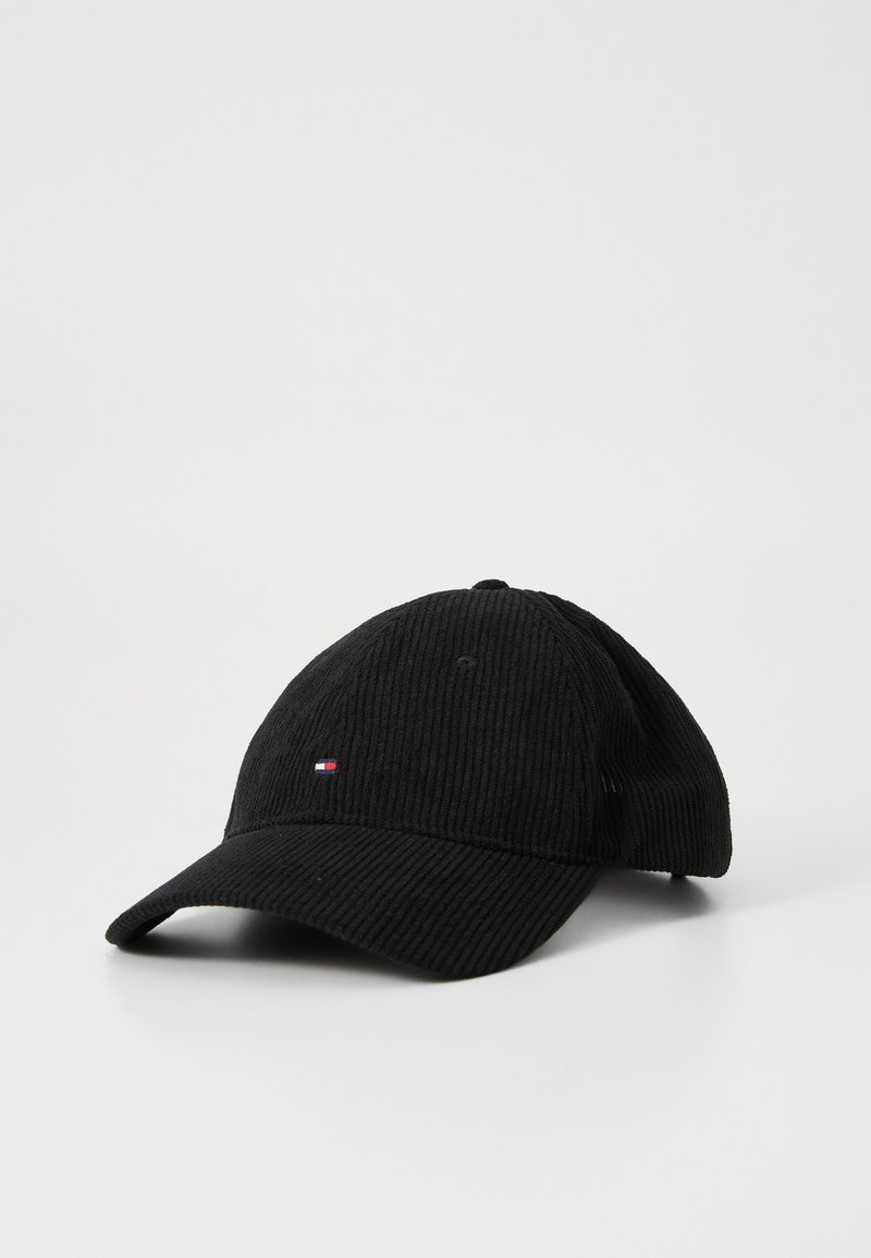 Casquette de baseball en velours côtelé noir avec une visière incurvée et un petit logo tricolore sur le devant. Le tissu texturé ajoute de la profondeur au design.