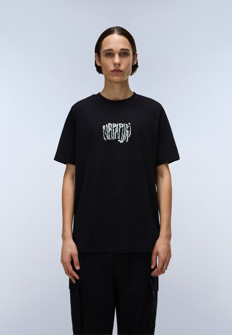 Camiseta de algodón negra de manga corta y corte relajado, con un diseño gráfico en texto blanco en el centro.