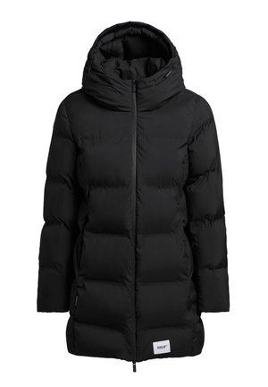 Chaqueta de plumas negra con cuello alto, cierre de cremallera frontal y secciones acolchadas horizontales, con un parche de logotipo y capucha ajustable con cordón.