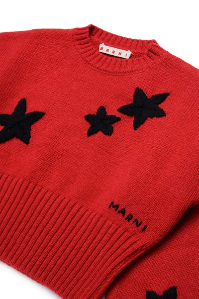 Rød strikket genser med svarte broderte stjernesymboler og ribbestrikket kant. "MARNI"-logo i svart nederst. Myk tekstur.