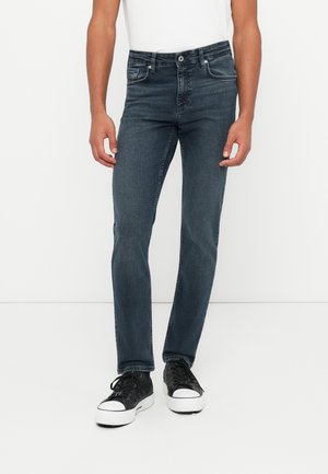Pieguloša piegriezuma džinsi - blue/black