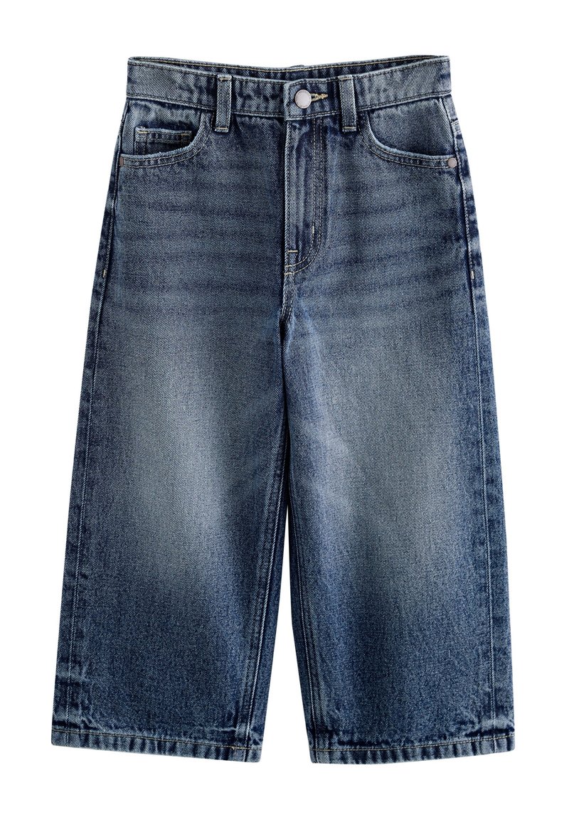 Short en denim bleu mi-long avec un design classique à cinq poches, fermeture par bouton et détails de lavage délavés.