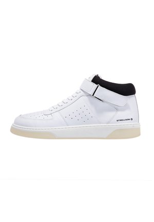 Sneaker alta in pelle bianca con perforazioni, lacci bianchi, cinturino alla caviglia, collare imbottito nero, suola beige e logo Strellson sul lato del tallone.