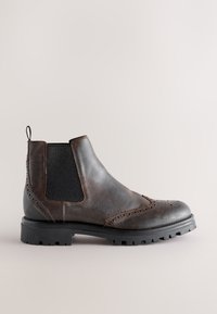 Brauner Chelsea-Stiefel aus Leder mit Brogue-Details, elastischen Seitenteilen, einer strukturierten Gummisohle und einem Zuglaschen am Absatz.