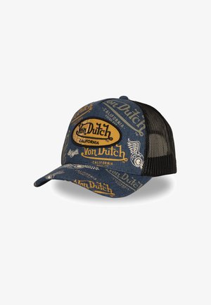 Gorra trucker de malla azul y negra con logotipos amarillos "Von Dutch California" y gráficos de rueda alada impresos por todo el diseño.