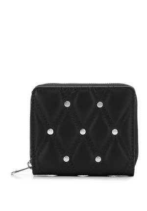 Gekwalteerd zwart leren portemonnee met zilveren studs, ritsluiting en rechthoekige vorm. De textuur is glad met een ruitpatroon.
