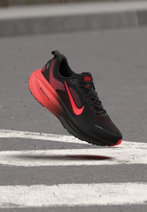 Nike Performance, VOMERO UNISEX - Hardloopschoenen voor op de weg - black/bright crimson/university red/anthracite