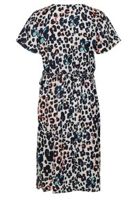 Leopardenmusterkleid aus leichtem Stoff; kurze Ärmel, Taillenbund-Detail und bunte Blumenakzente in Blau und Rot auf einem cremefarbenen Hintergrund.