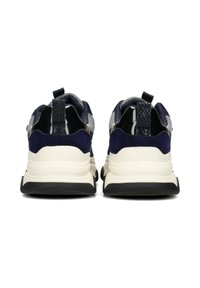 Baskets de sport navy et grises avec une tige en maille texturée, détails en daim, semelle en caoutchouc noire et languette au talon.