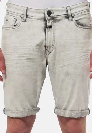 Shorts en denim gris clair avec un lavage délavé, présentant un ourlet roulé, une poche avant et un bouton de fermeture. Design minimaliste sans embellissements.