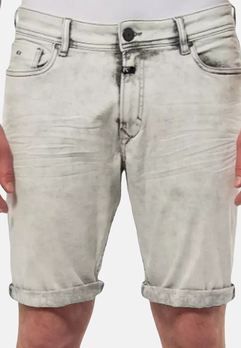 Shorts en denim gris clair avec un lavage délavé, présentant un ourlet roulé, une poche avant et un bouton de fermeture. Design minimaliste sans embellissements.