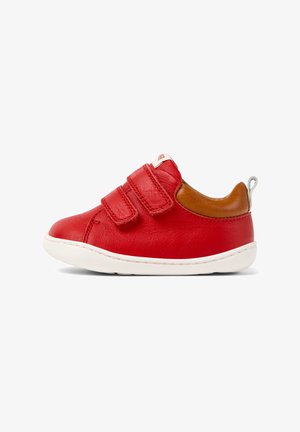 Sneaker in pelle rossa con due cinturini in velcro, accentuato da un tallone in pelle beige e suola in gomma bianca. Texture liscia con dettagli cuciti.