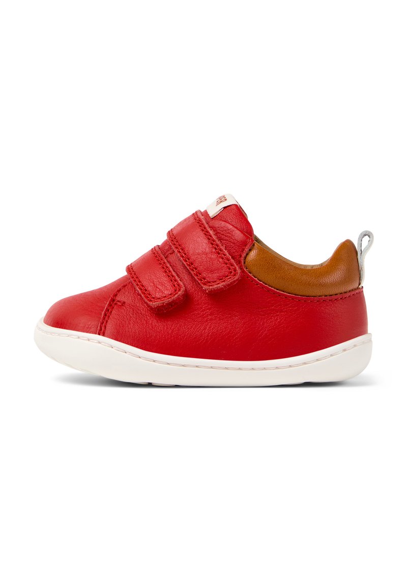 Czerwone skórzane sneakersy z dwiema paskami na rzepy, z brązowym skórzanym akcentem na pięcie i białą gumową podeszwą. Gładka faktura z wyszywanymi detalami.