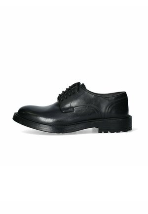 Scarpa da uomo in pelle nera, con punta tonda, design con lacci, superficie testurizzata e suola spessa in gomma. Dettaglio di cucitura minimale sui lati.