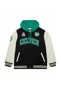 Chaqueta varsity negra y crema con sudadera verde, letras "CELTICS" y parches bordados con una mascota y el logo de las Finales de la NBA.