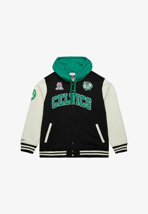 Schwarze und cremefarbene Varsity-Jacke mit einem grünen Hoodie, "CELTICS" Schriftzug und gestickten Patches mit einem Maskottchen und dem NBA-Finals-Logo.