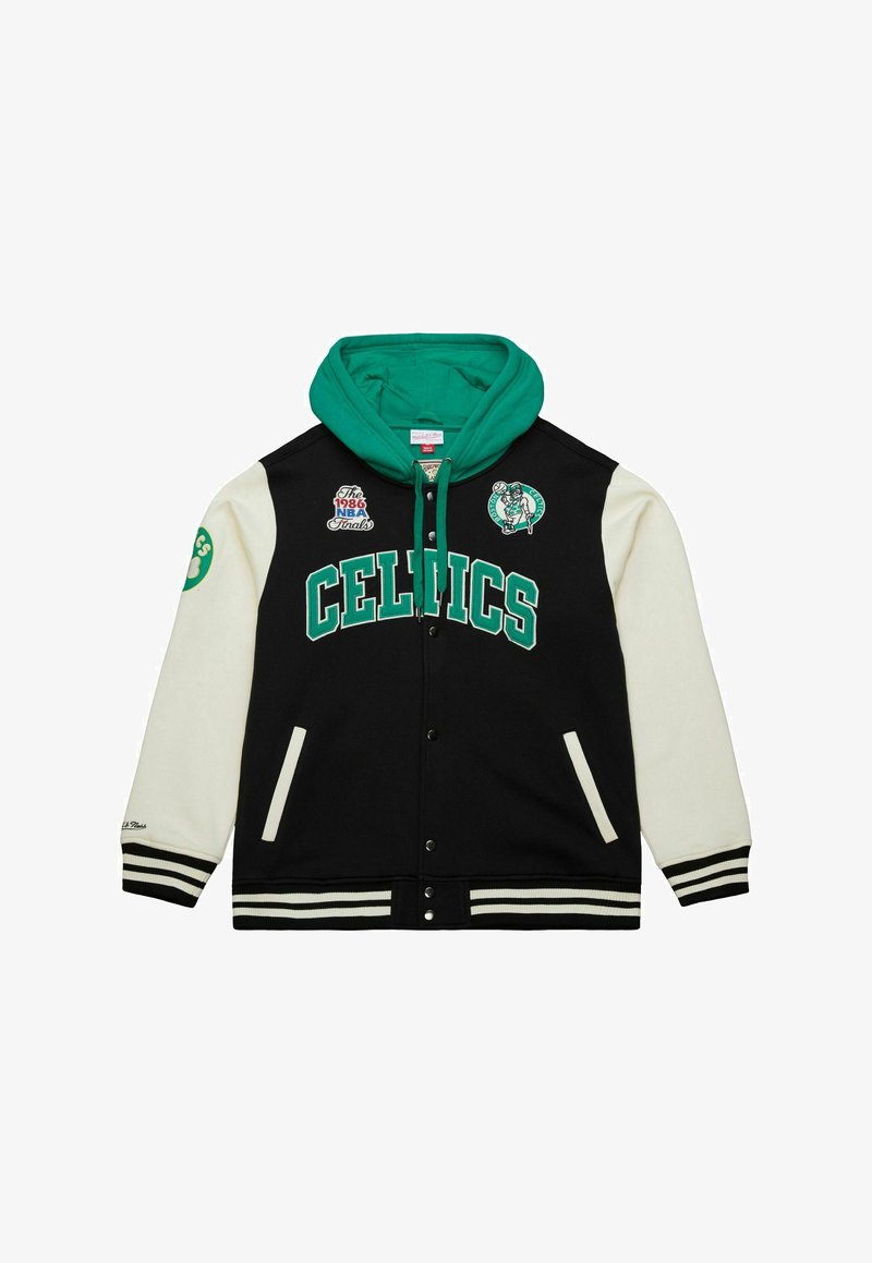 Chaqueta varsity negra y crema con sudadera verde, letras "CELTICS" y parches bordados con una mascota y el logo de las Finales de la NBA.