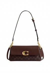 Bolso marrón de cuero con estampado, cierre dorado en forma de "C" y correa de hombro ajustable.